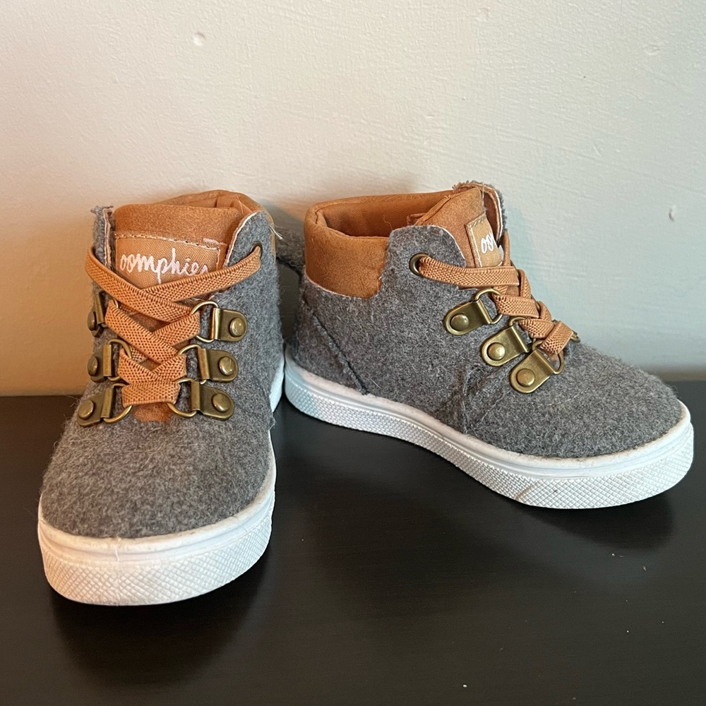 Oomphies Gray and Tan Kids Sneakers